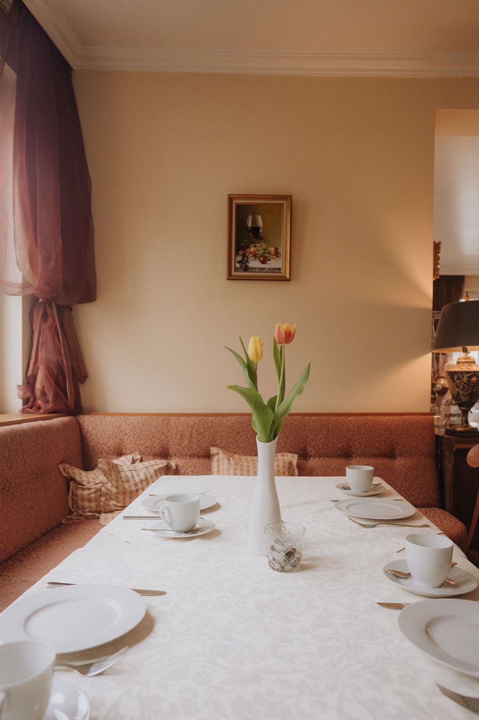 Gedeckter Frühstückstisch im Café am Museum